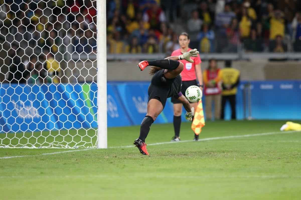 Imagens emocionantes das cobranas de pnaltis no Mineiro e da classificao do Brasil s semifinais do torneio feminino de futebol dos Jogos Olmpicos. Goleira Brbara pegou pnalti e deu vitria  Seleo por 7 a 6 sobre a Austrlia. Com 52 mil pagantes, estdio foi  loucura.