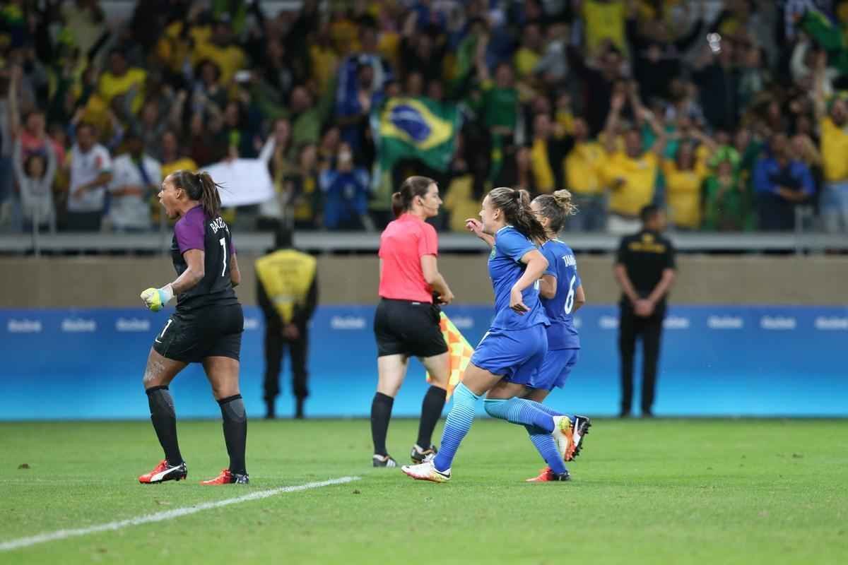Imagens emocionantes das cobranas de pnaltis no Mineiro e da classificao do Brasil s semifinais do torneio feminino de futebol dos Jogos Olmpicos. Goleira Brbara pegou pnalti e deu vitria  Seleo por 7 a 6 sobre a Austrlia. Com 52 mil pagantes, estdio foi  loucura.