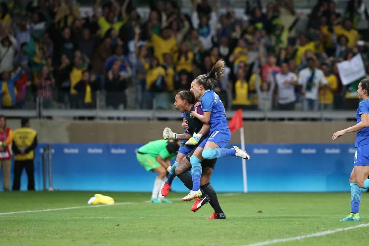 Imagens emocionantes das cobranas de pnaltis no Mineiro e da classificao do Brasil s semifinais do torneio feminino de futebol dos Jogos Olmpicos. Goleira Brbara pegou pnalti e deu vitria  Seleo por 7 a 6 sobre a Austrlia. Com 52 mil pagantes, estdio foi  loucura.