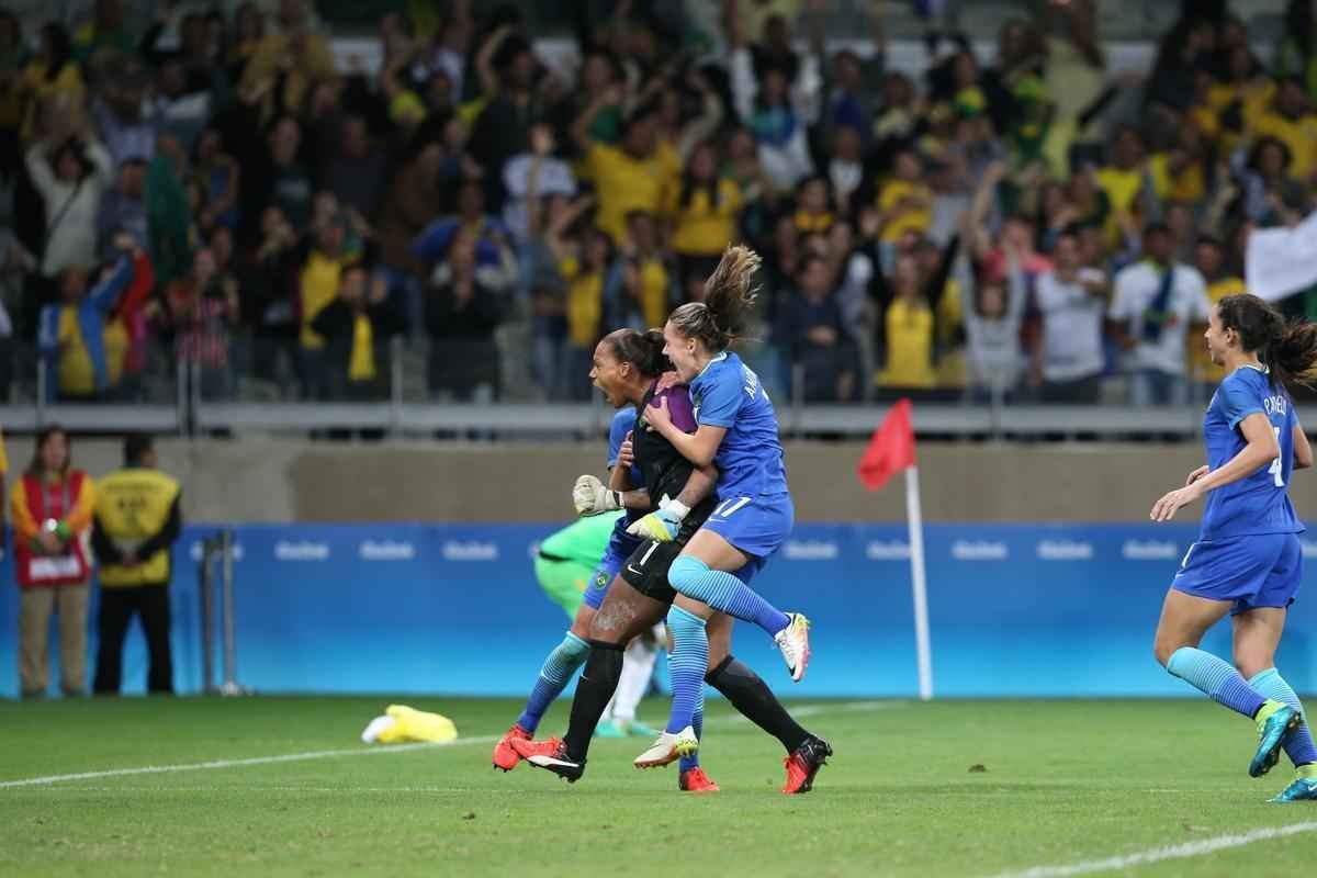 Imagens emocionantes das cobranas de pnaltis no Mineiro e da classificao do Brasil s semifinais do torneio feminino de futebol dos Jogos Olmpicos. Goleira Brbara pegou pnalti e deu vitria  Seleo por 7 a 6 sobre a Austrlia. Com 52 mil pagantes, estdio foi  loucura.