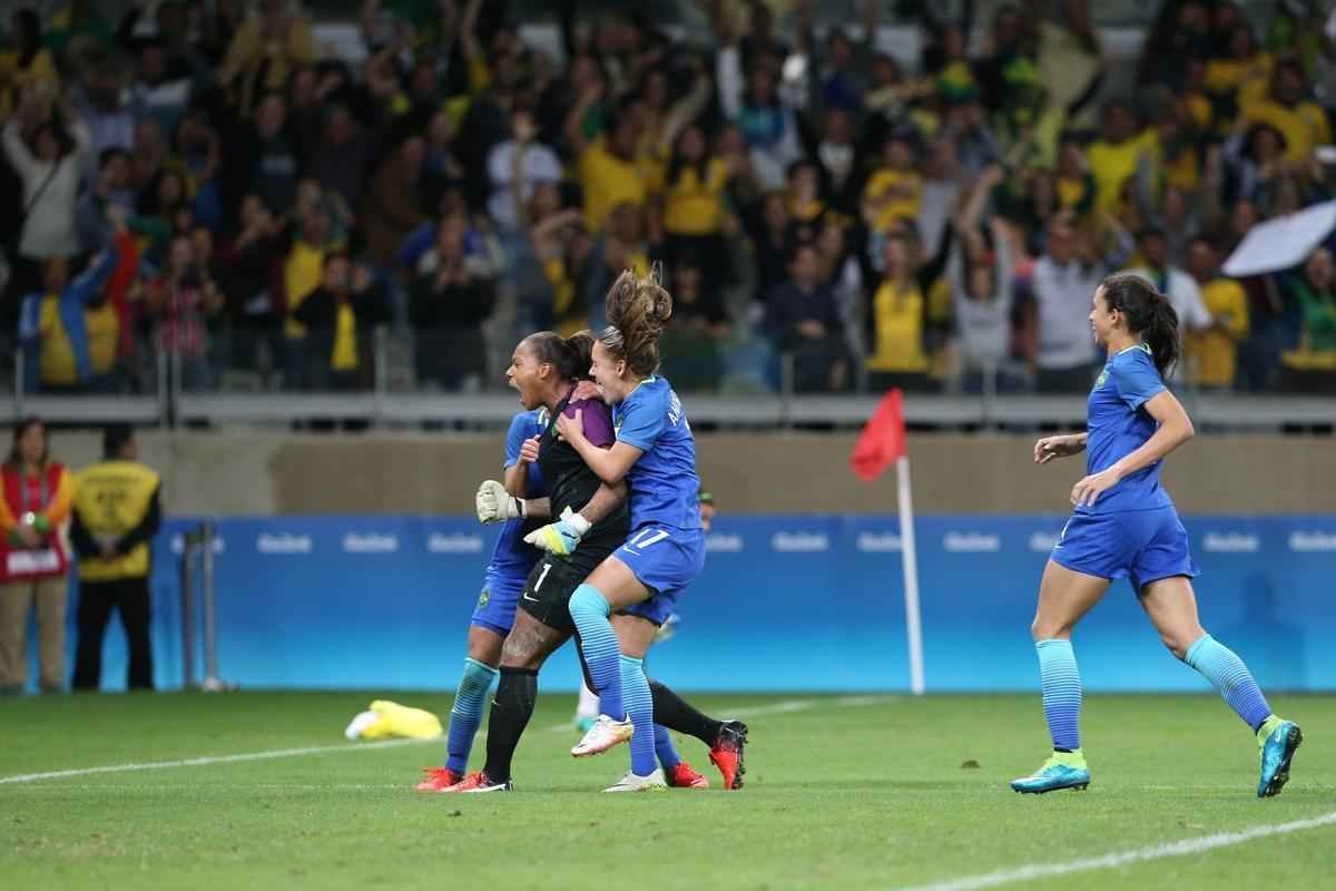 Imagens emocionantes das cobranas de pnaltis no Mineiro e da classificao do Brasil s semifinais do torneio feminino de futebol dos Jogos Olmpicos. Goleira Brbara pegou pnalti e deu vitria  Seleo por 7 a 6 sobre a Austrlia. Com 52 mil pagantes, estdio foi  loucura.