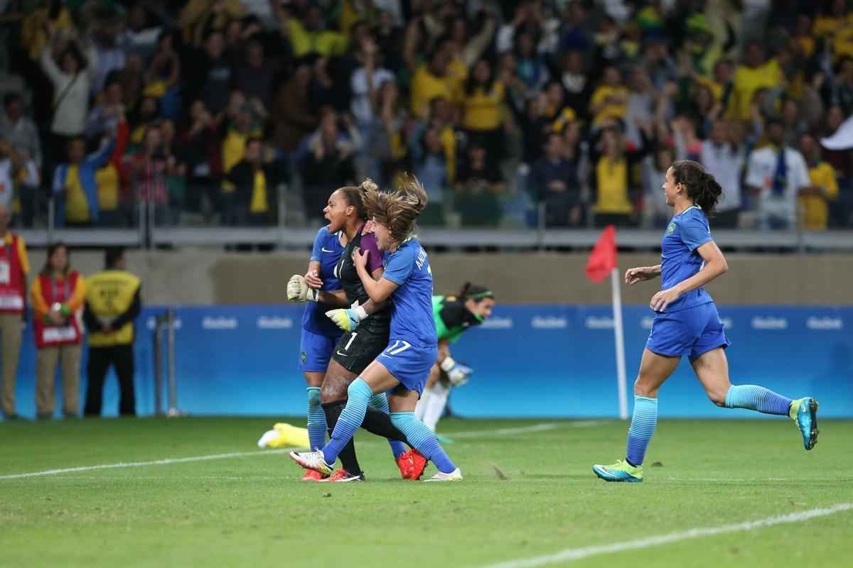 Imagens emocionantes das cobranas de pnaltis no Mineiro e da classificao do Brasil s semifinais do torneio feminino de futebol dos Jogos Olmpicos. Goleira Brbara pegou pnalti e deu vitria  Seleo por 7 a 6 sobre a Austrlia. Com 52 mil pagantes, estdio foi  loucura.