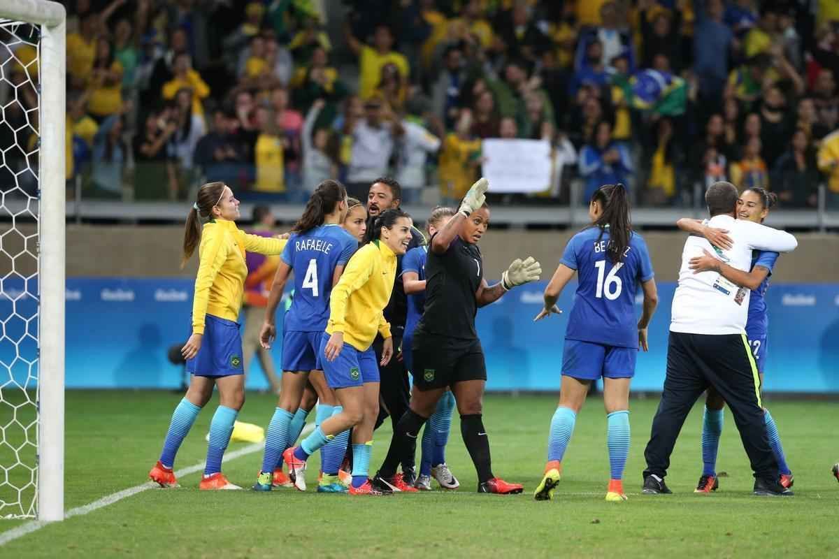 Imagens emocionantes das cobranas de pnaltis no Mineiro e da classificao do Brasil s semifinais do torneio feminino de futebol dos Jogos Olmpicos. Goleira Brbara pegou pnalti e deu vitria  Seleo por 7 a 6 sobre a Austrlia. Com 52 mil pagantes, estdio foi  loucura.