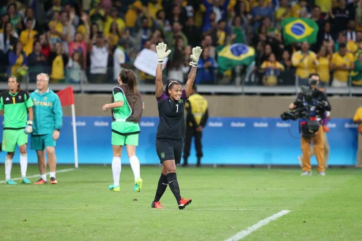Imagens emocionantes das cobranas de pnaltis no Mineiro e da classificao do Brasil s semifinais do torneio feminino de futebol dos Jogos Olmpicos. Goleira Brbara pegou pnalti e deu vitria  Seleo por 7 a 6 sobre a Austrlia. Com 52 mil pagantes, estdio foi  loucura.