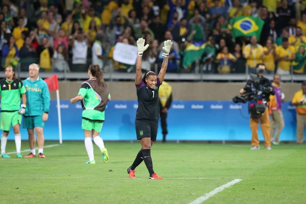 Imagens emocionantes das cobranas de pnaltis no Mineiro e da classificao do Brasil s semifinais do torneio feminino de futebol dos Jogos Olmpicos. Goleira Brbara pegou pnalti e deu vitria  Seleo por 7 a 6 sobre a Austrlia. Com 52 mil pagantes, estdio foi  loucura.