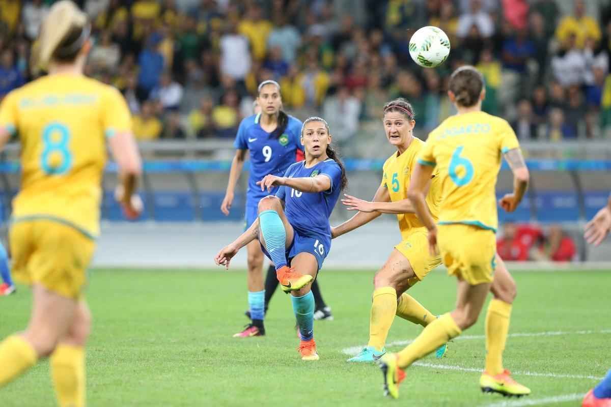 Imagens emocionantes das cobranas de pnaltis no Mineiro e da classificao do Brasil s semifinais do torneio feminino de futebol dos Jogos Olmpicos. Goleira Brbara pegou pnalti e deu vitria  Seleo por 7 a 6 sobre a Austrlia. Com 52 mil pagantes, estdio foi  loucura.