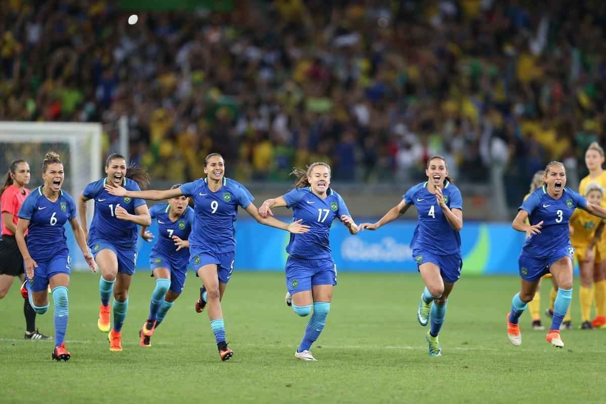 Imagens emocionantes das cobranas de pnaltis no Mineiro e da classificao do Brasil s semifinais do torneio feminino de futebol dos Jogos Olmpicos. Goleira Brbara pegou pnalti e deu vitria  Seleo por 7 a 6 sobre a Austrlia. Com 52 mil pagantes, estdio foi  loucura.