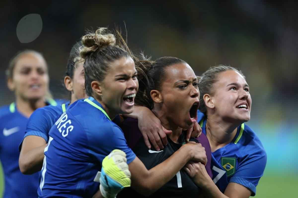 Imagens emocionantes das cobranas de pnaltis no Mineiro e da classificao do Brasil s semifinais do torneio feminino de futebol dos Jogos Olmpicos. Goleira Brbara pegou pnalti e deu vitria  Seleo por 7 a 6 sobre a Austrlia. Com 52 mil pagantes, estdio foi  loucura.