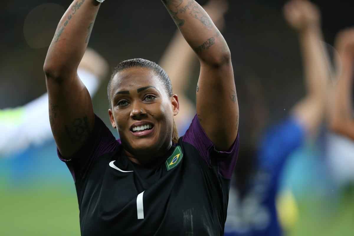 Imagens emocionantes das cobranas de pnaltis no Mineiro e da classificao do Brasil s semifinais do torneio feminino de futebol dos Jogos Olmpicos. Goleira Brbara pegou pnalti e deu vitria  Seleo por 7 a 6 sobre a Austrlia. Com 52 mil pagantes, estdio foi  loucura.