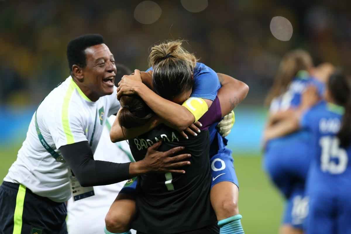 Imagens emocionantes das cobranas de pnaltis no Mineiro e da classificao do Brasil s semifinais do torneio feminino de futebol dos Jogos Olmpicos. Goleira Brbara pegou pnalti e deu vitria  Seleo por 7 a 6 sobre a Austrlia. Com 52 mil pagantes, estdio foi  loucura.