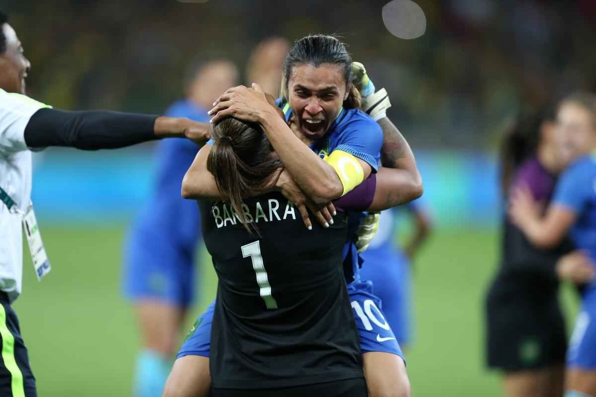 Imagens emocionantes das cobranas de pnaltis no Mineiro e da classificao do Brasil s semifinais do torneio feminino de futebol dos Jogos Olmpicos. Goleira Brbara pegou pnalti e deu vitria  Seleo por 7 a 6 sobre a Austrlia. Com 52 mil pagantes, estdio foi  loucura.