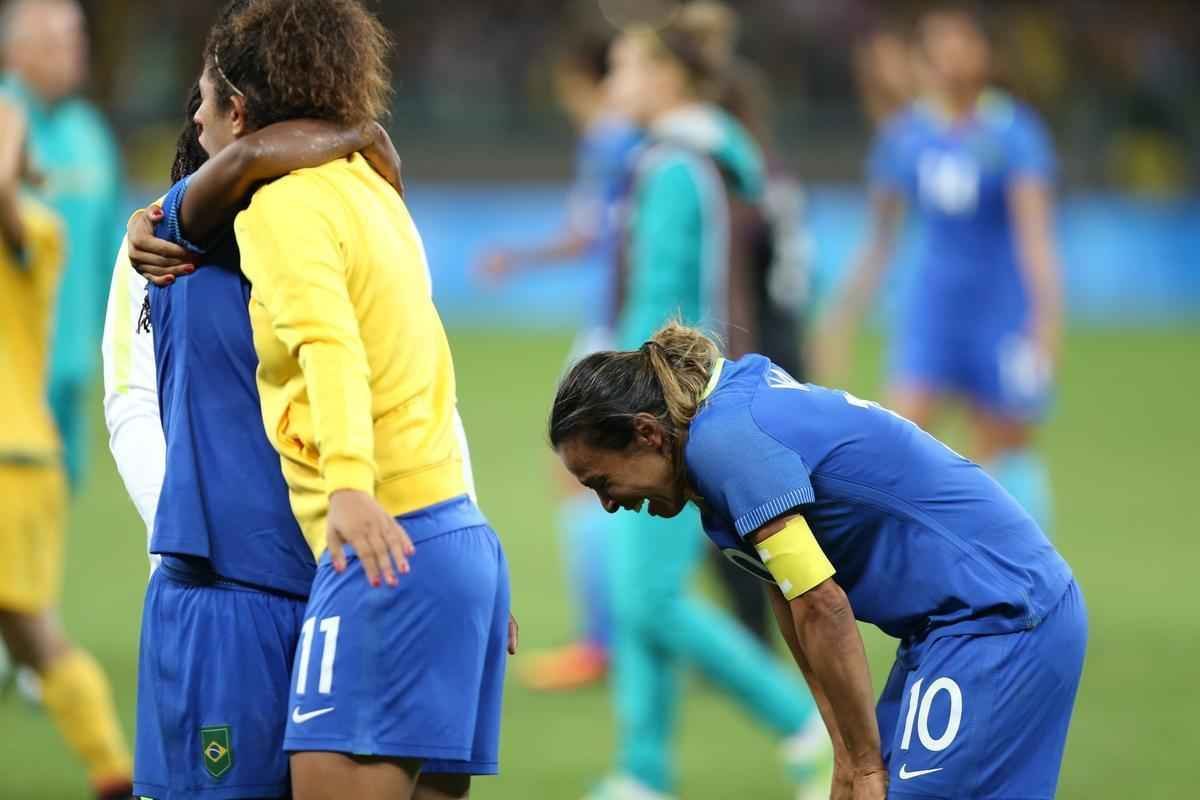 Imagens emocionantes das cobranas de pnaltis no Mineiro e da classificao do Brasil s semifinais do torneio feminino de futebol dos Jogos Olmpicos. Goleira Brbara pegou pnalti e deu vitria  Seleo por 7 a 6 sobre a Austrlia. Com 52 mil pagantes, estdio foi  loucura.