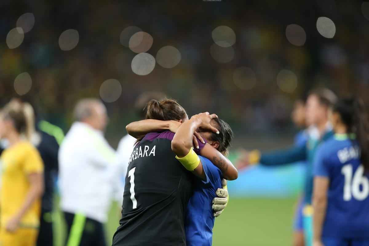 Imagens emocionantes das cobranas de pnaltis no Mineiro e da classificao do Brasil s semifinais do torneio feminino de futebol dos Jogos Olmpicos. Goleira Brbara pegou pnalti e deu vitria  Seleo por 7 a 6 sobre a Austrlia. Com 52 mil pagantes, estdio foi  loucura.
