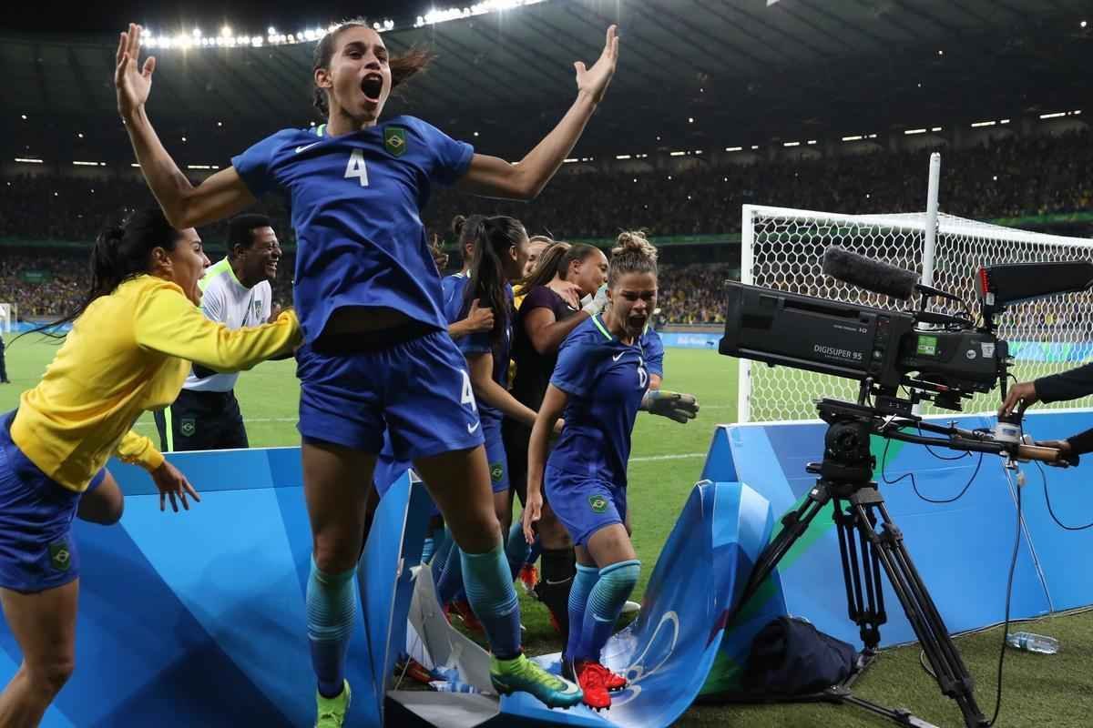 Imagens emocionantes das cobranas de pnaltis no Mineiro e da classificao do Brasil s semifinais do torneio feminino de futebol dos Jogos Olmpicos. Goleira Brbara pegou pnalti e deu vitria  Seleo por 7 a 6 sobre a Austrlia. Com 52 mil pagantes, estdio foi  loucura.