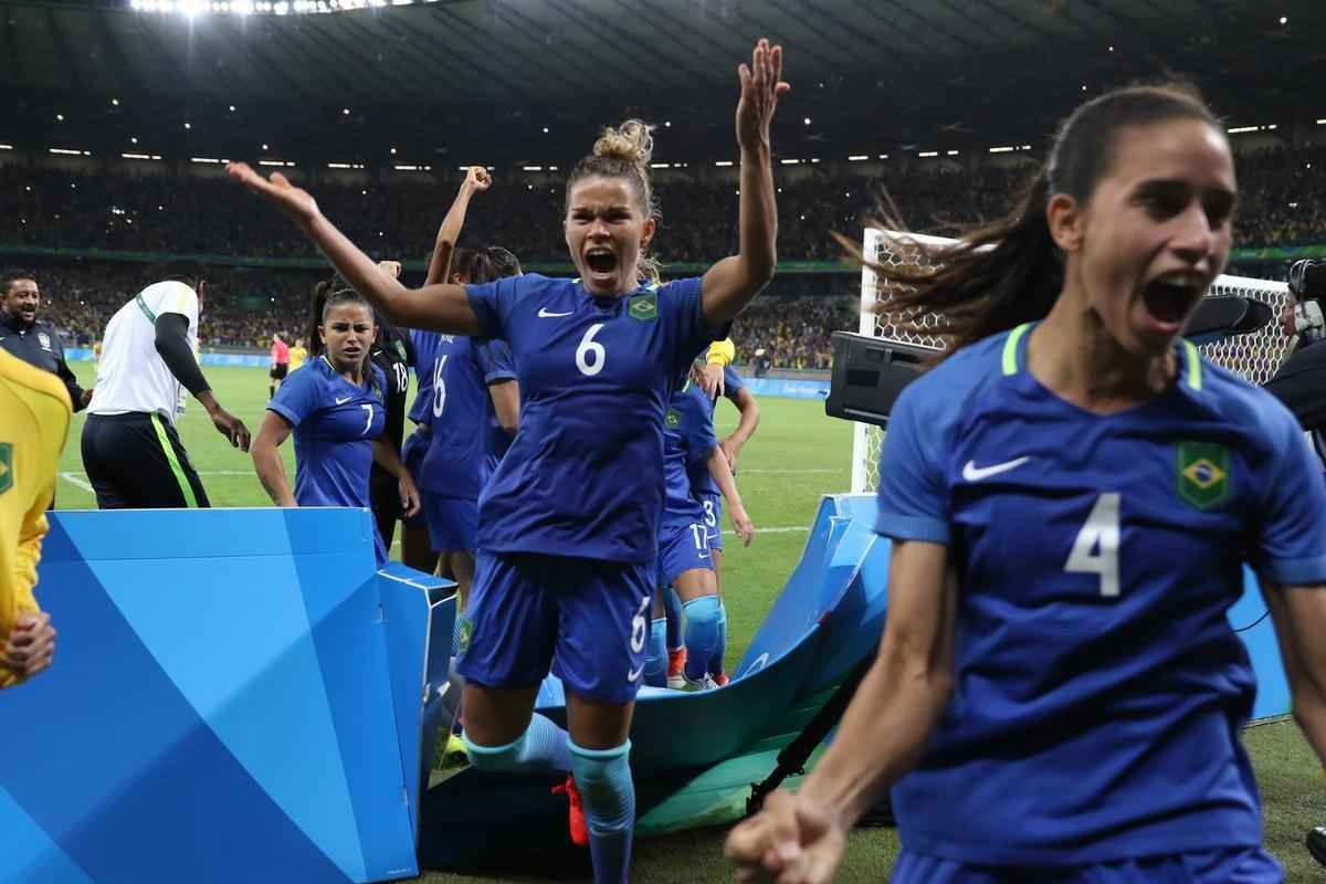Imagens emocionantes das cobranas de pnaltis no Mineiro e da classificao do Brasil s semifinais do torneio feminino de futebol dos Jogos Olmpicos. Goleira Brbara pegou pnalti e deu vitria  Seleo por 7 a 6 sobre a Austrlia. Com 52 mil pagantes, estdio foi  loucura.