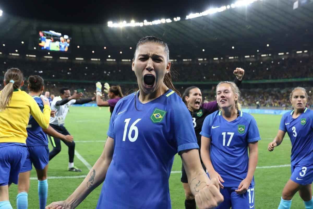 Imagens emocionantes das cobranas de pnaltis no Mineiro e da classificao do Brasil s semifinais do torneio feminino de futebol dos Jogos Olmpicos. Goleira Brbara pegou pnalti e deu vitria  Seleo por 7 a 6 sobre a Austrlia. Com 52 mil pagantes, estdio foi  loucura.