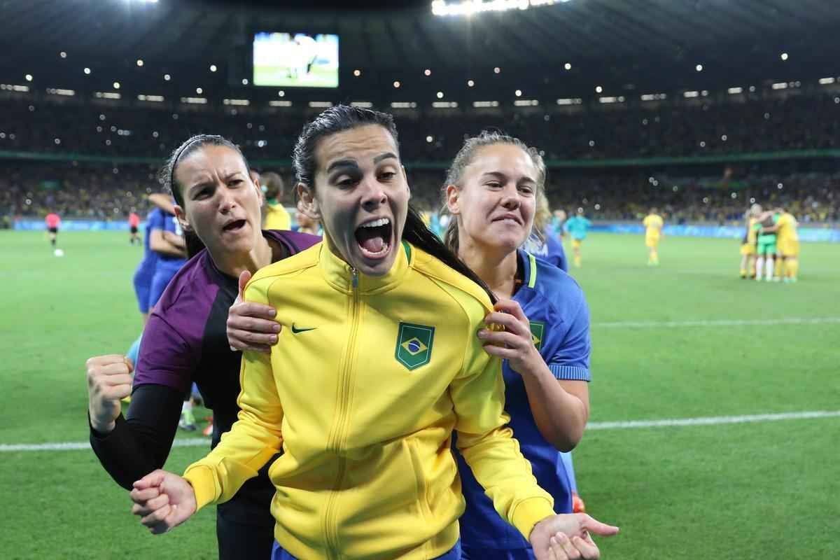 Imagens emocionantes das cobranas de pnaltis no Mineiro e da classificao do Brasil s semifinais do torneio feminino de futebol dos Jogos Olmpicos. Goleira Brbara pegou pnalti e deu vitria  Seleo por 7 a 6 sobre a Austrlia. Com 52 mil pagantes, estdio foi  loucura.