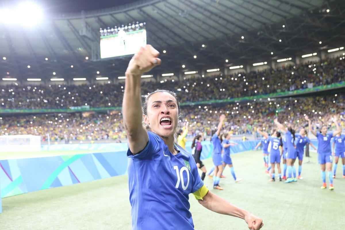 Imagens emocionantes das cobranas de pnaltis no Mineiro e da classificao do Brasil s semifinais do torneio feminino de futebol dos Jogos Olmpicos. Goleira Brbara pegou pnalti e deu vitria  Seleo por 7 a 6 sobre a Austrlia. Com 52 mil pagantes, estdio foi  loucura.