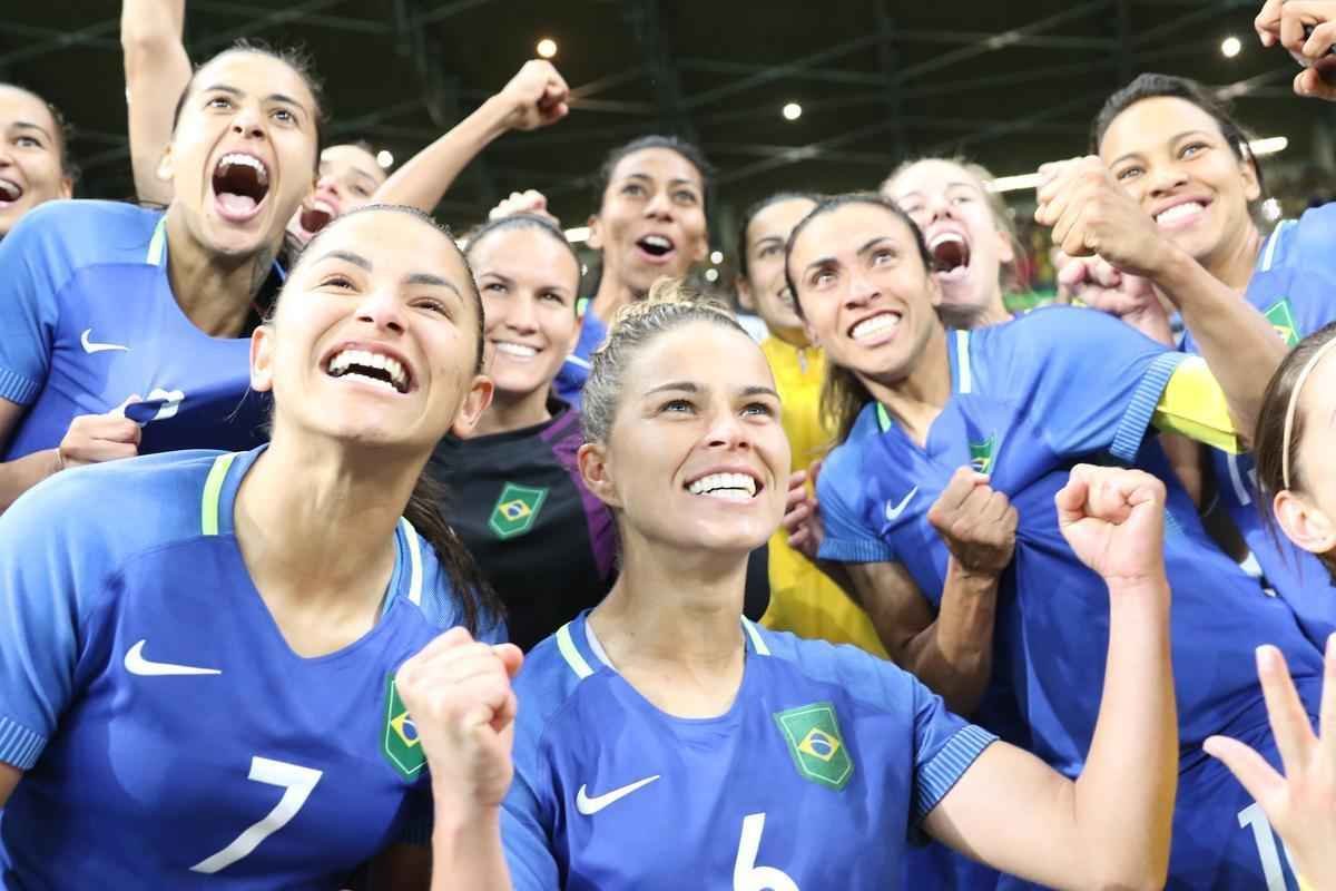 Imagens emocionantes das cobranas de pnaltis no Mineiro e da classificao do Brasil s semifinais do torneio feminino de futebol dos Jogos Olmpicos. Goleira Brbara pegou pnalti e deu vitria  Seleo por 7 a 6 sobre a Austrlia. Com 52 mil pagantes, estdio foi  loucura.