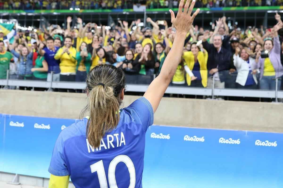 Imagens emocionantes das cobranas de pnaltis no Mineiro e da classificao do Brasil s semifinais do torneio feminino de futebol dos Jogos Olmpicos. Goleira Brbara pegou pnalti e deu vitria  Seleo por 7 a 6 sobre a Austrlia. Com 52 mil pagantes, estdio foi  loucura.