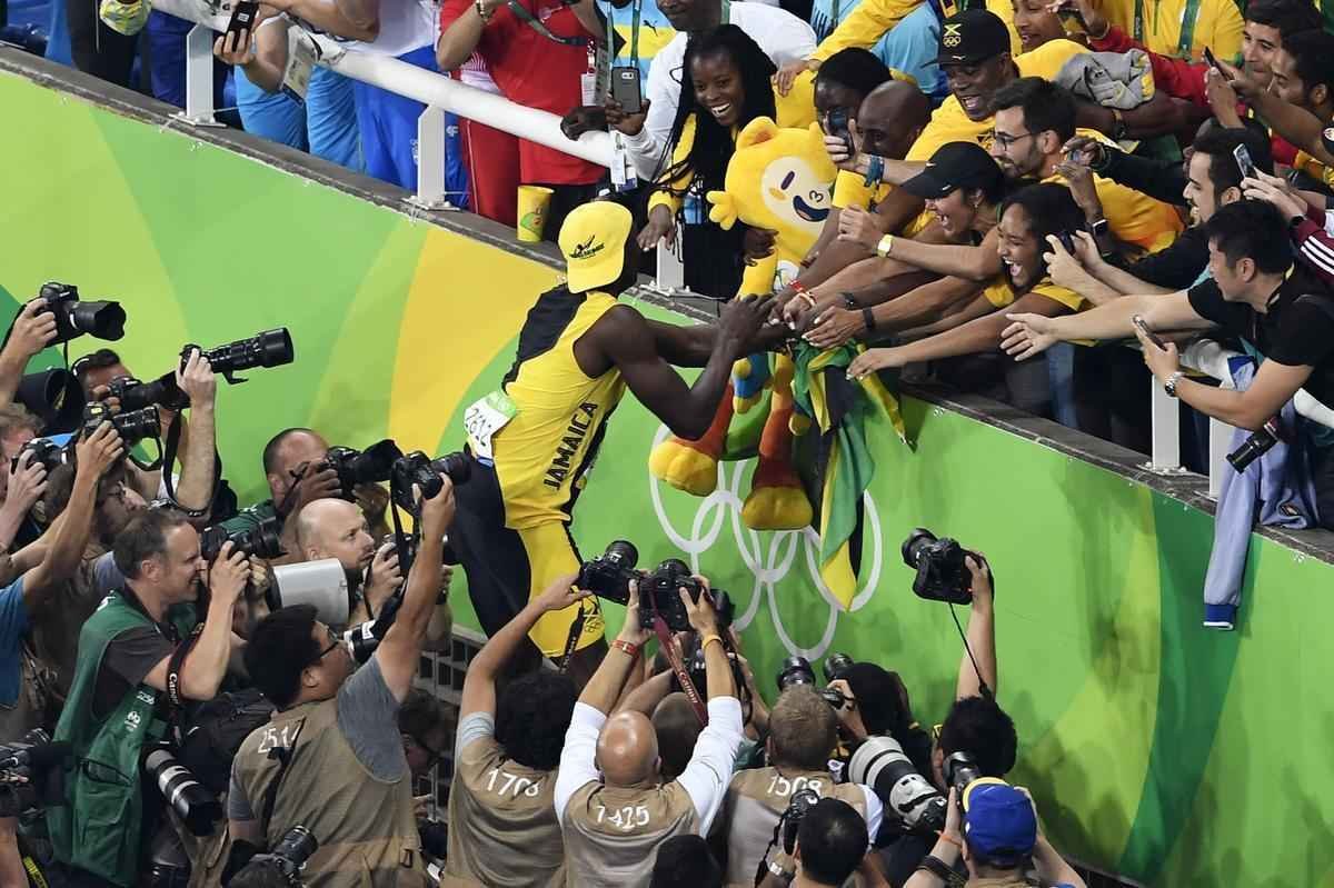 Usain Bolt comemorou tricampeonato olmpico com pblico no Engenho, no Rio