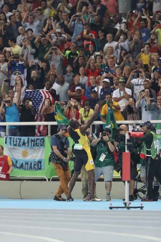 Usain Bolt comemorou tricampeonato olmpico com pblico no Engenho, no Rio