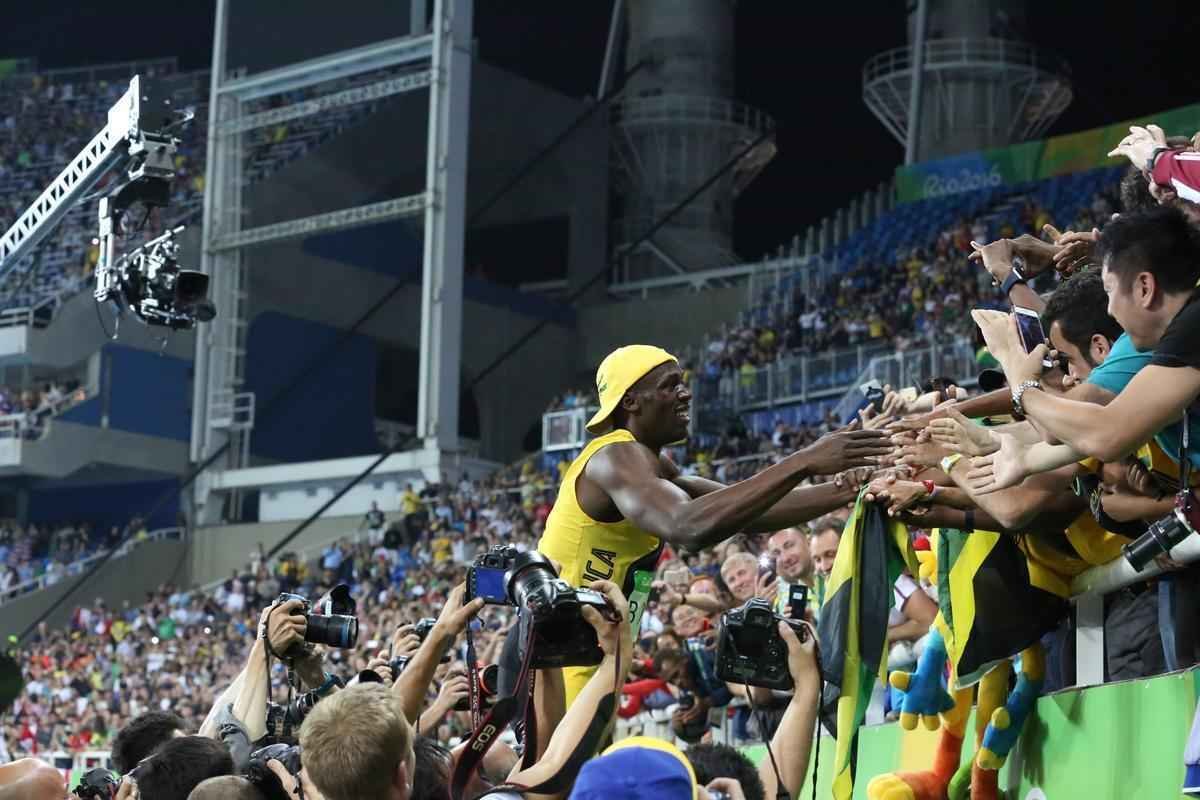Usain Bolt comemorou tricampeonato olmpico com pblico no Engenho, no Rio
