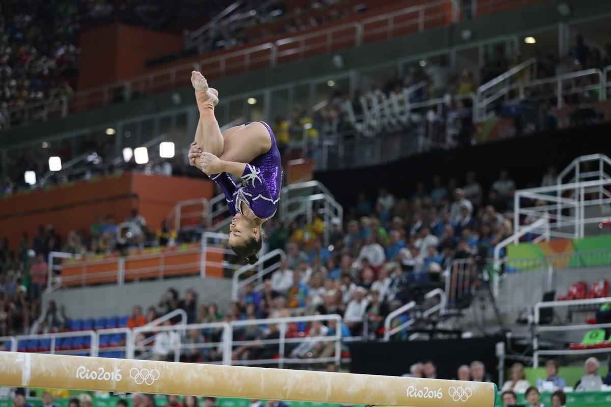 Na deciso, Flavinha sofreu um grande desequilbrio em um dos movimentos e chegou a ficar com apenas um p apoiado na trave, cometeu outras pequenas falhas e minimizou as suas chances