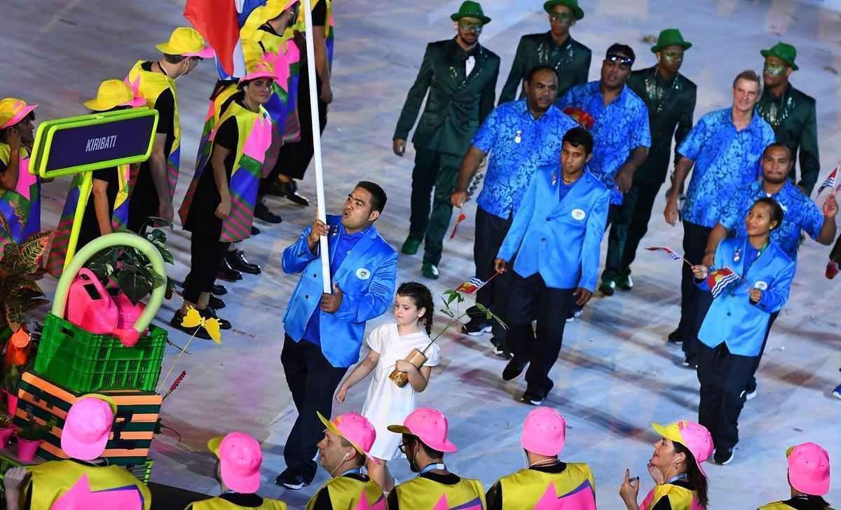David Katoatau foi o porta-bandeira de Kiribati na abertura dos Jogos do Rio