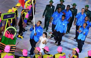 David Katoatau foi o porta-bandeira de Kiribati na abertura dos Jogos do Rio