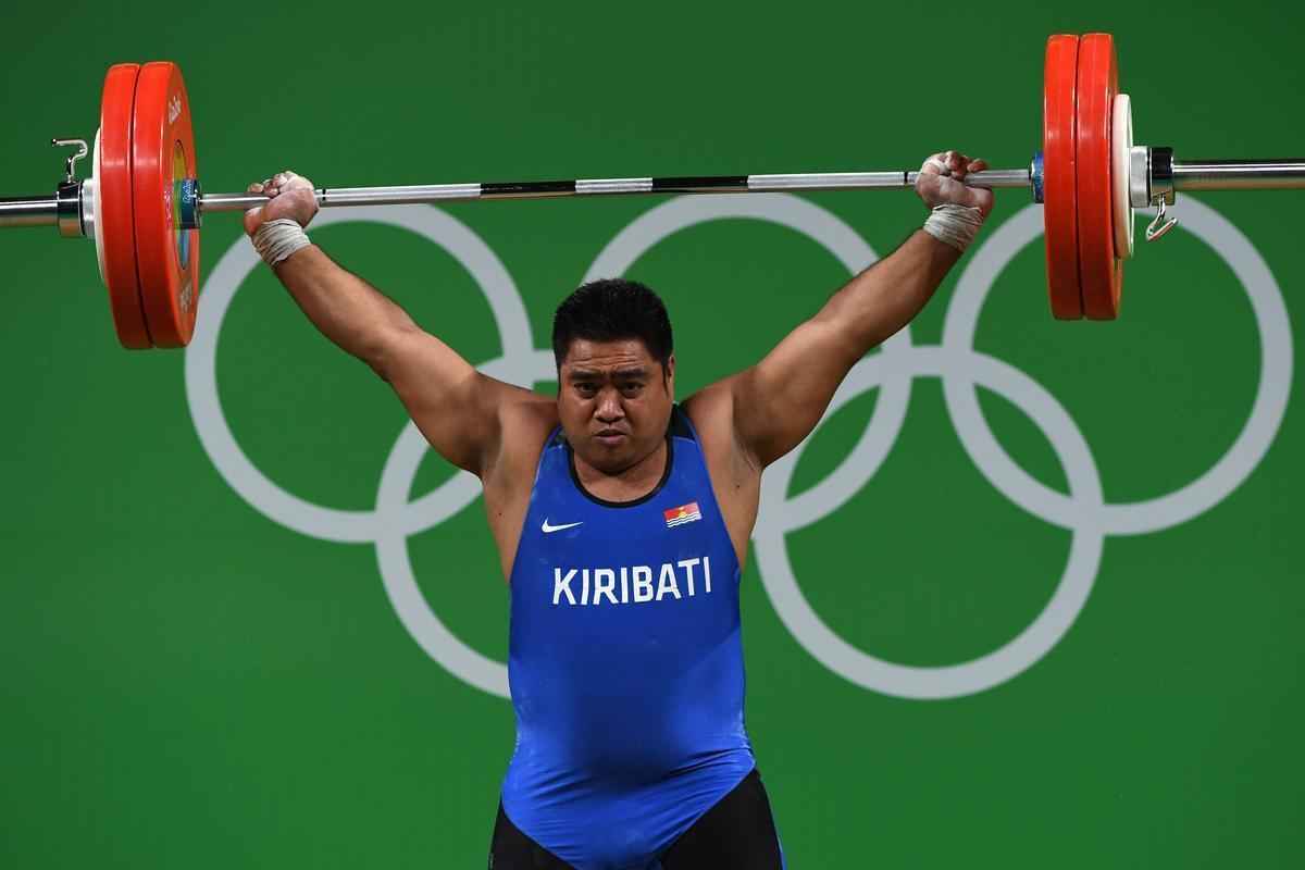 David Katoatau, de Kiribati, fez tradicional dancinha mesmo depois no levantar 208 kg no arremesso