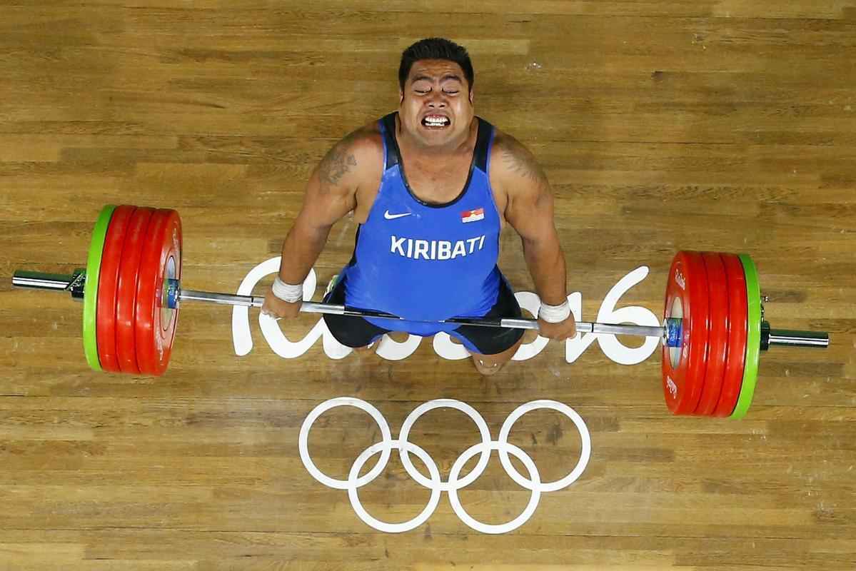 David Katoatau, de Kiribati, fez tradicional dancinha mesmo depois no levantar 208 kg no arremesso