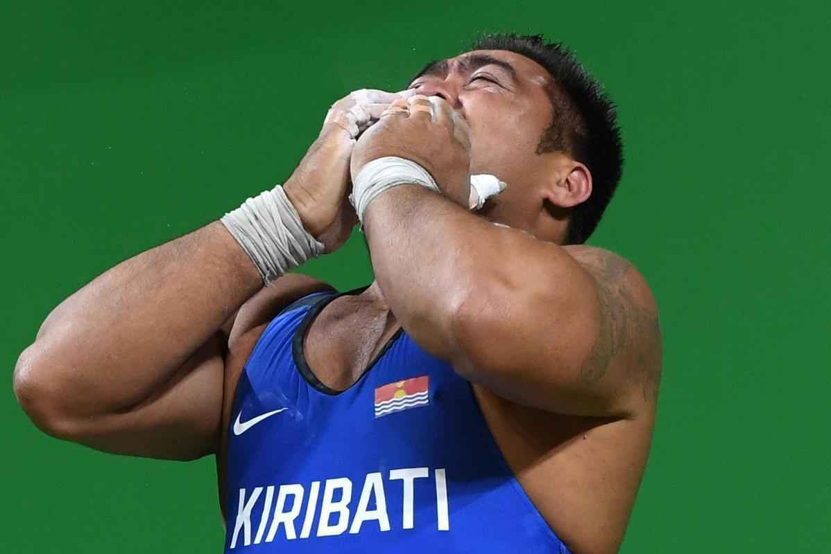 David Katoatau, de Kiribati, fez tradicional dancinha mesmo depois no levantar 208 kg no arremesso
