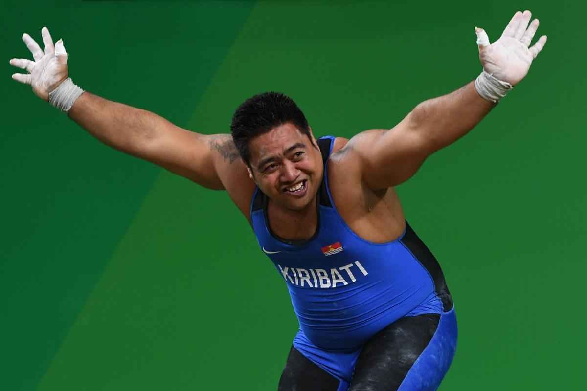 David Katoatau, de Kiribati, fez tradicional dancinha mesmo depois no levantar 208 kg no arremesso