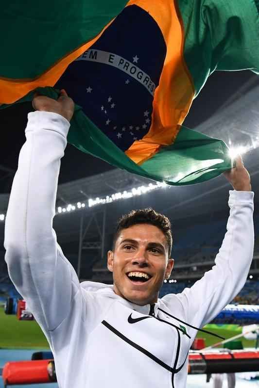 Imagens da comemorao do histrico ouro de Thiago Braz no salto com vara