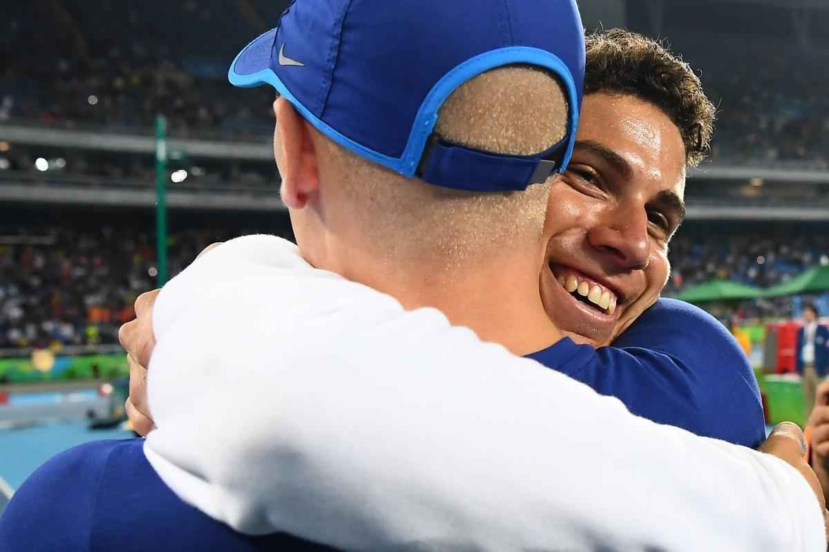 Imagens da comemorao do histrico ouro de Thiago Braz no salto com vara