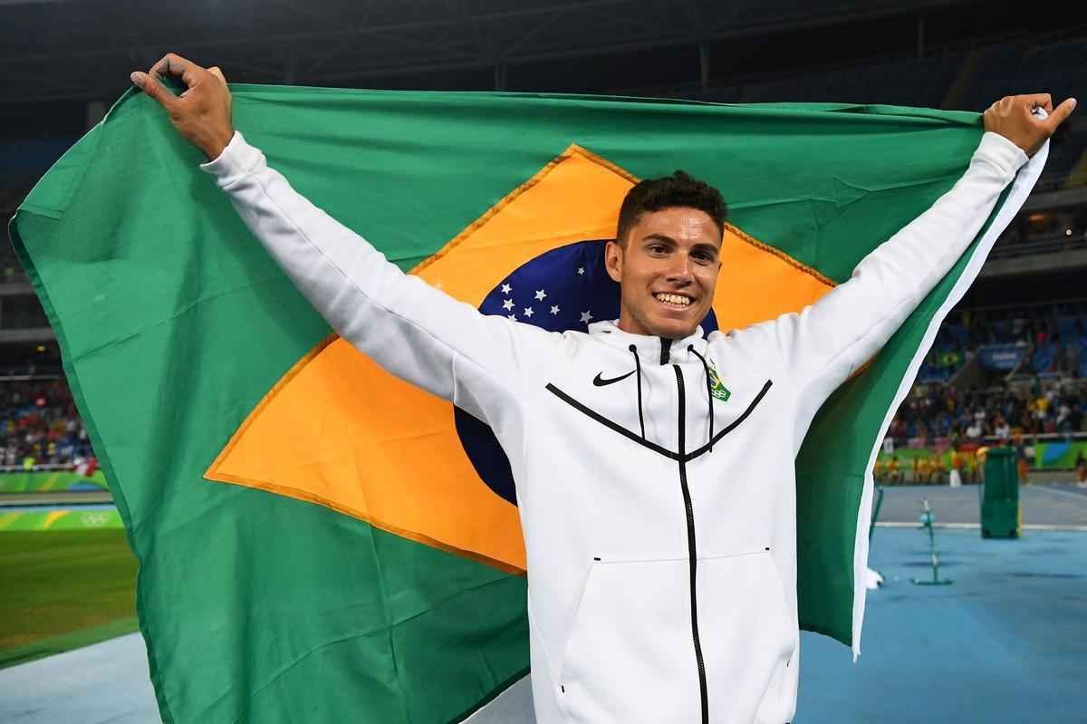 Imagens da comemorao do histrico ouro de Thiago Braz no salto com vara