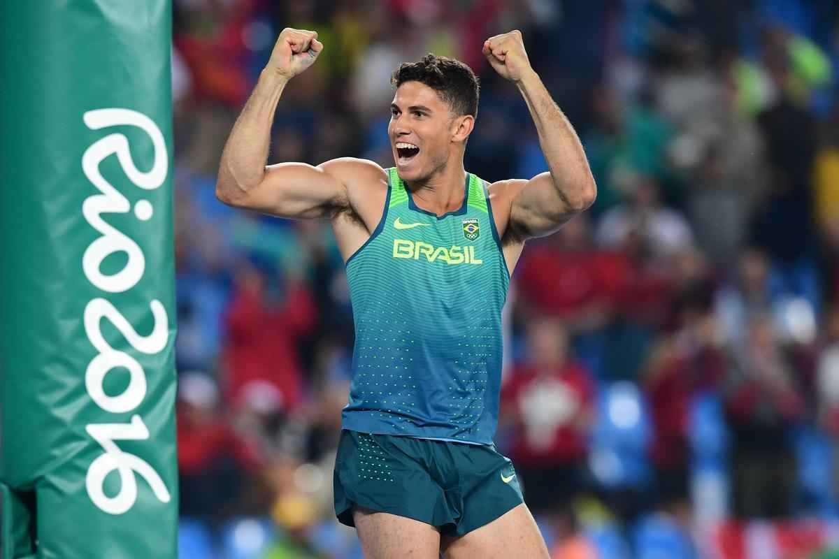 Imagens da comemorao do histrico ouro de Thiago Braz no salto com vara