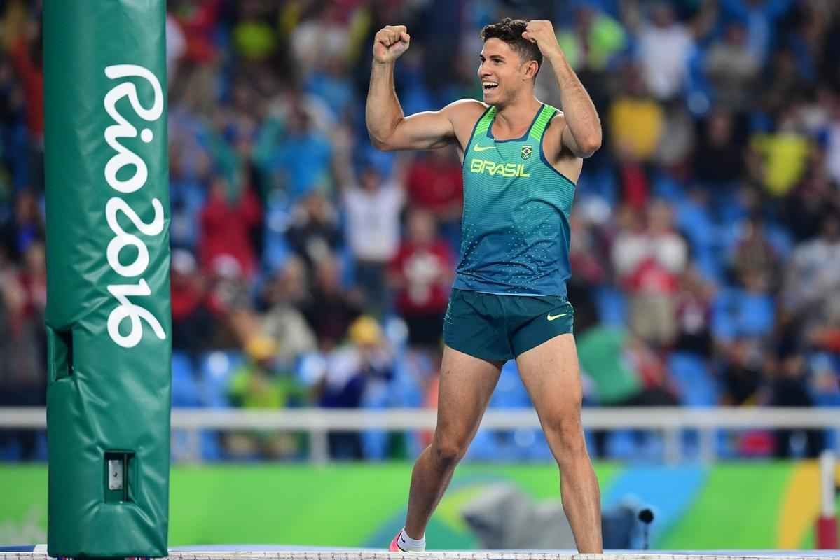 Imagens da comemorao do histrico ouro de Thiago Braz no salto com vara