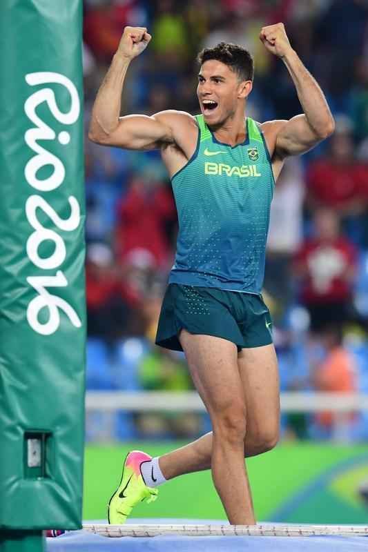 Imagens da comemorao do histrico ouro de Thiago Braz no salto com vara