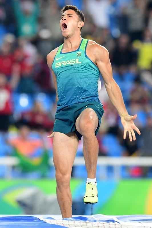 Imagens da comemorao do histrico ouro de Thiago Braz no salto com vara