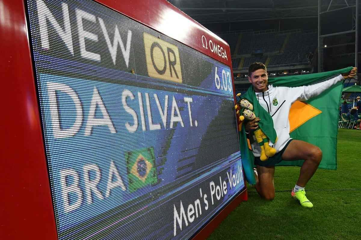 Imagens da comemorao do histrico ouro de Thiago Braz no salto com vara