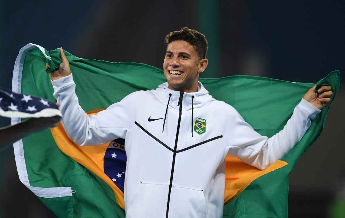 Imagens da comemorao do histrico ouro de Thiago Braz no salto com vara