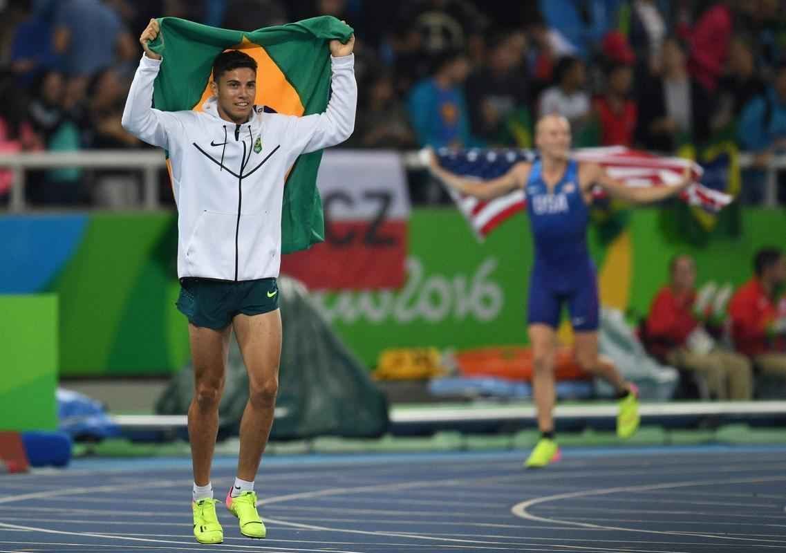 Imagens da comemorao do histrico ouro de Thiago Braz no salto com vara