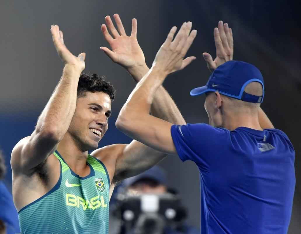 Imagens da comemorao do histrico ouro de Thiago Braz no salto com vara