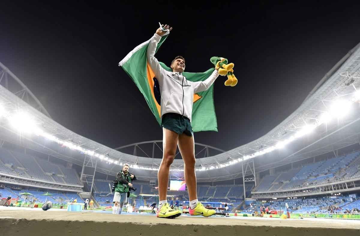 Imagens da comemorao do histrico ouro de Thiago Braz no salto com vara