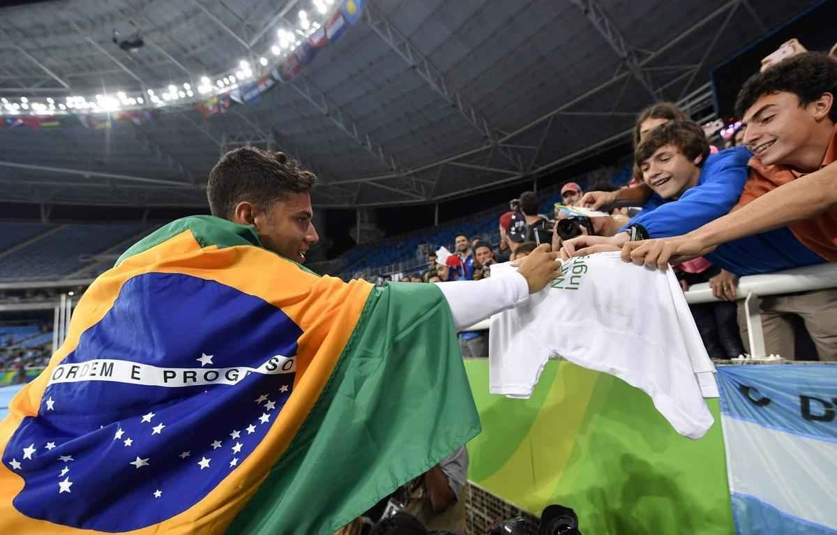 Imagens da comemorao do histrico ouro de Thiago Braz no salto com vara