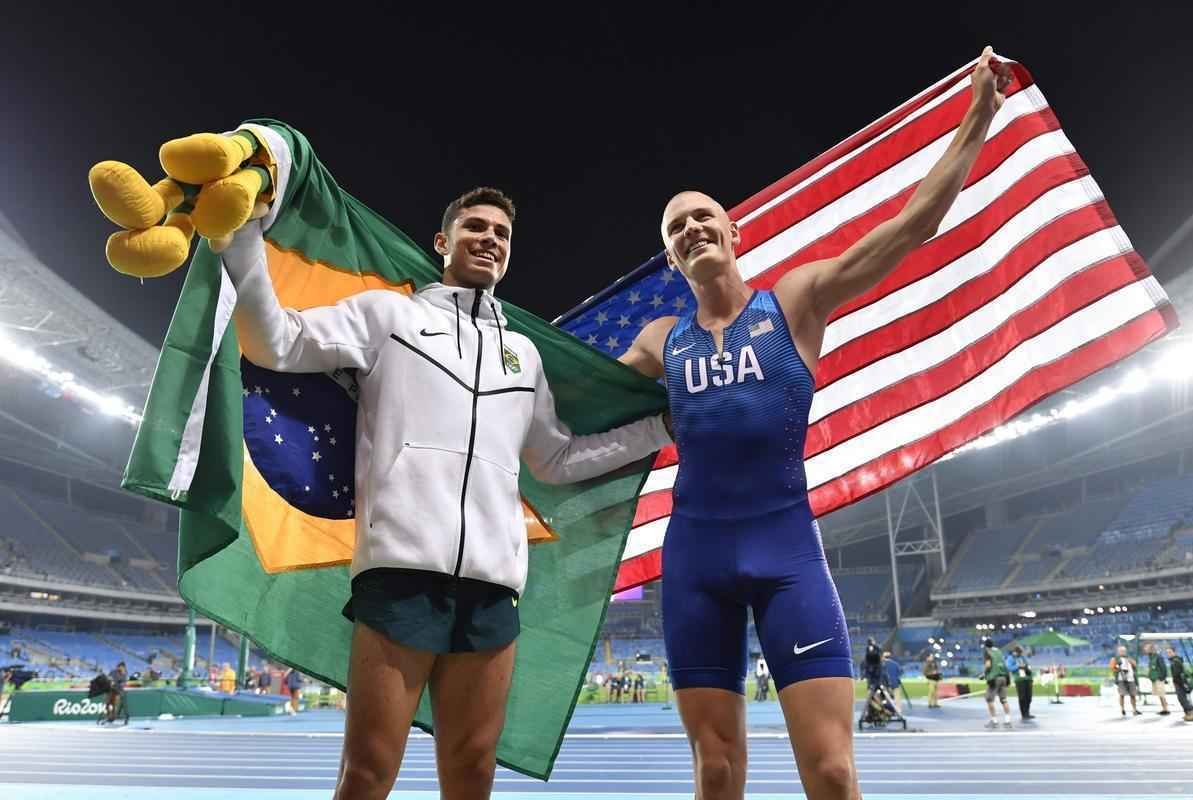 Imagens da comemorao do histrico ouro de Thiago Braz no salto com vara