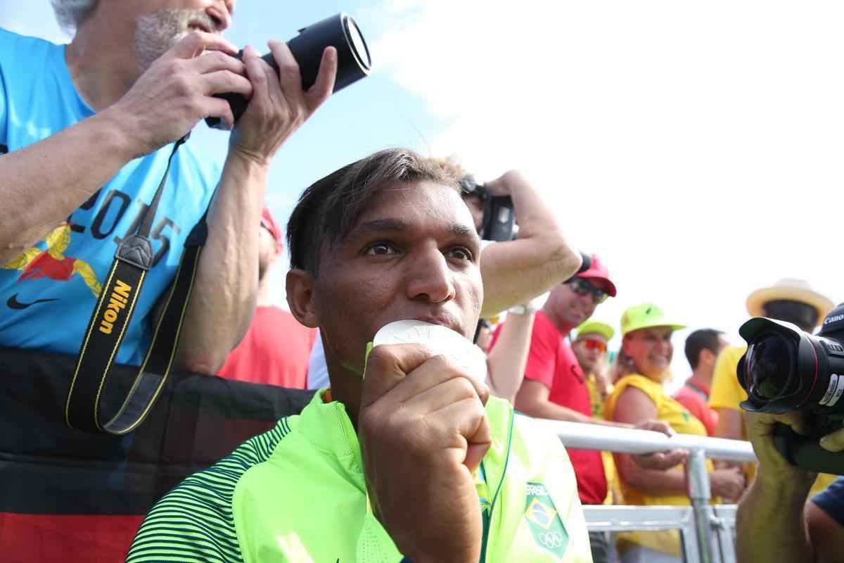 Confira fotos da disputa e da medalha de prata de Isaquias Queiroz