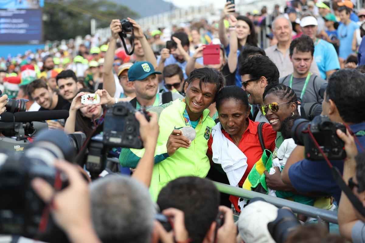 Confira fotos da disputa e da medalha de prata de Isaquias Queiroz